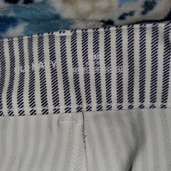 Old Navy Pixie pants, size 10, ankle length BNWOT - Picture 3 of 4